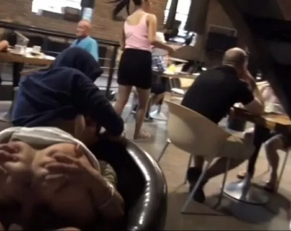 Порно видео в ресторане под столом