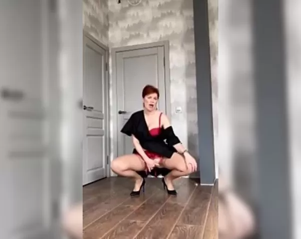 Порно русская зрелая женщина сосет член