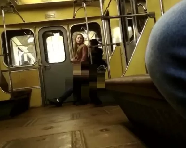 Лапают в метро порно видео